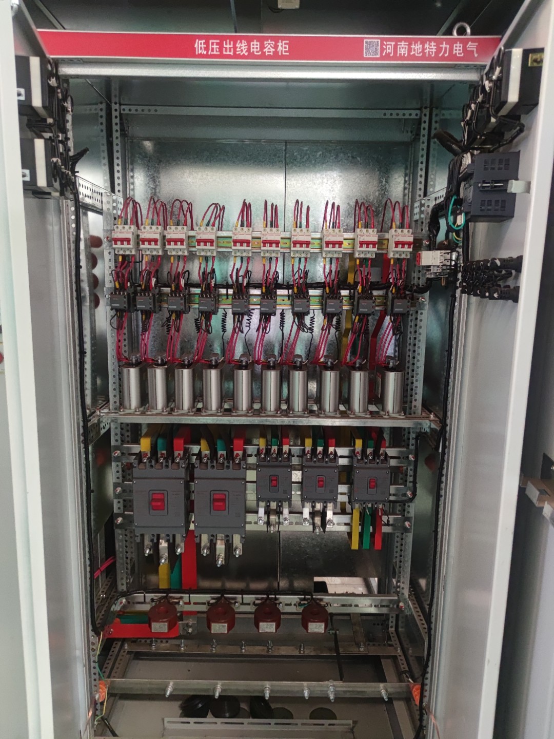 ggd低壓開關柜是一種ggd型交流低壓配電柜子.以下是關于它的詳細介紹: